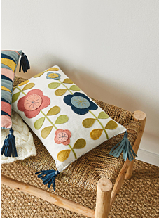 Floral pattern felt cushion with tassels, 30 x 45 cm